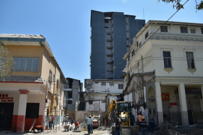 El edificio fue demolido y ahora se están realizando labores de reasfaltado en la zona.