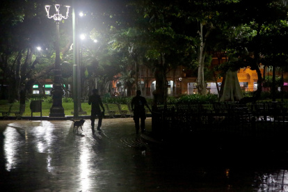 El parque Centenario, en el centro de Guayaquil, cierra sus puertas a las 19:30.

PERIODISTA: ANDRES GARCIA.

AG-EXTERNOS.