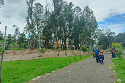 El río Yanuncay se desbordó en Cuenca tras intensas lluvias, provocando inundaciones y alertas en varias zonas.