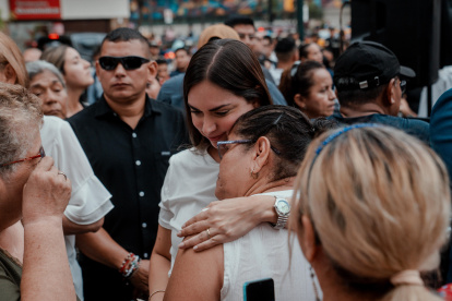 Esposa de Aquiles Álvarez durante la vigilia ciudadana convocada este 24 de febrero