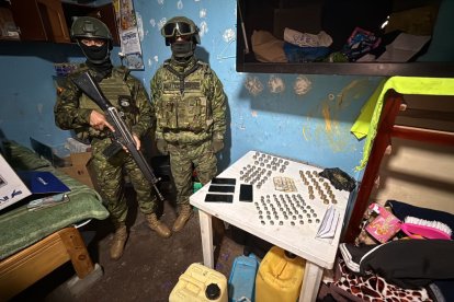 Los agentes hallaron evidencia relacionada con el expendio ilícito de sustancias.