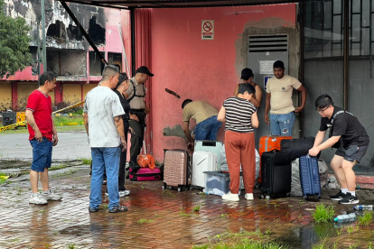 Algunos afectados lograron sacar parte de sus pertenencias del edificio.