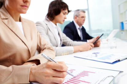 Referencial. Reuniones de análisis laboral ilustran cómo las jornadas de 10 y 12 horas impactan en el salario y los tiempos de descanso