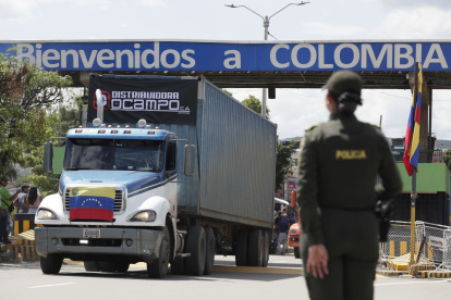 Un camión cruza el puente Simón Bolívar desde Colombia hacia Venezuela.