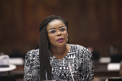 Asambleísta del correísmo como Paola Cabezas protestaron por la postura del oficialismo.