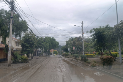Tramos de la avenida 27 de Febrero permanecen con logo y restos de lo que fue la creciente del río Yanuncay.