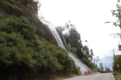 Las fuertes lluvias e infiltraciones de agua en la parte alta del talud provocaron el desprendimiento de tierra.