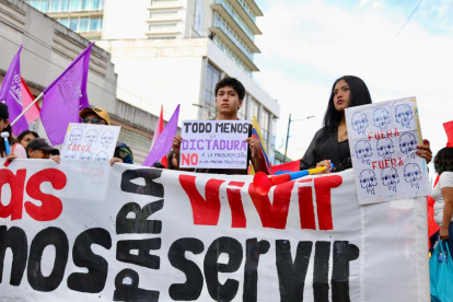 Ciudadanos participan en una marcha que avanza por la avenida 10 de Agosto, en el centro-norte de Quito, durante una jornada de movilizaciones convocadas por organizaciones sociales este 13 de marzo.