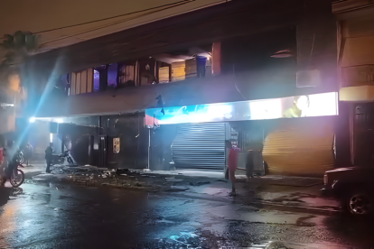 El impacto destruyó paredes, ventanas y expulsó hacia la calle las puertas metálicas del establecimiento.