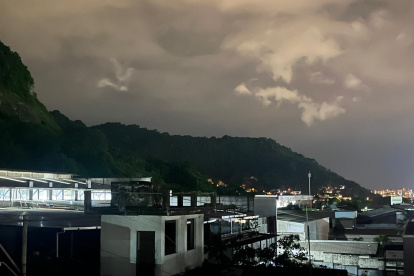 Varios sectores de Guayaquil registraron apagones y microcortes de energía la noche del viernes 13 de marzo, lo que generó reclamos de ciudadanos en redes sociales