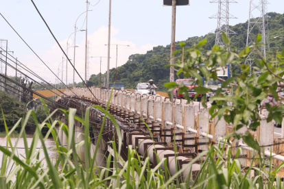 Una de las principales quejas es la falta de pasamanos en el puente