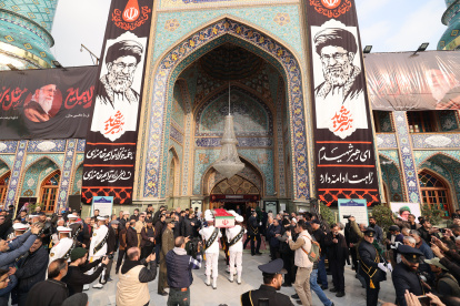 Guardias iraníes transportan el ataúd del difunto asesor principal del líder supremo iraní, Ali Shamkhani, durante una ceremonia fúnebre en el santuario de Saleh en Teherán, Irán, el 14 de marzo de 2026.