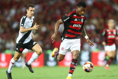 Gonzalo Plata (d) en el Campeonato Carioca con la camiseta de Flamengo.