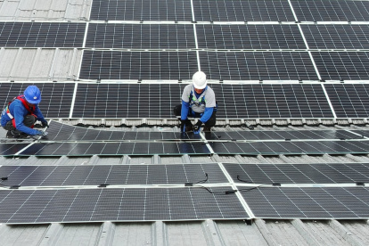 Técnicos de Kubiec S. A. realizan instalaciones de paneles solares en una empresa en Ecuador.