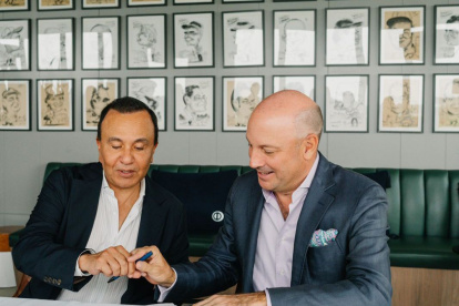 Pablo Salazar, presidente ejecutivo de Diners Club, junto a Isidro De Icaza, presidente de Guayaquil Country Club, durante la firma de la alianza.