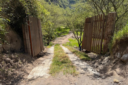 La nueva construcción se levanta en la ribera del río Chiche, a la altura del antiguo puente del ferrocarril.
