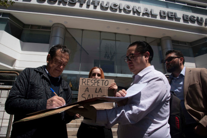 Gustavo Vallejo, del Partido Socialista Ecuatoriano, presentó la acción en la Corte Constitucional.