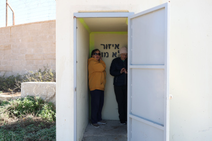 Dos personas en un refugio antiaéreo tras una alerta de seguridad en la ciudad mediterránea de Haifa, Israel.