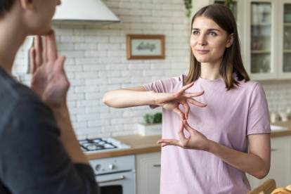 En Ecuador existen instituciones que promueven la enseñanza de la lengua de señas, tanto a nivel básico como profesional.