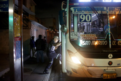 Pocos buses aún mantienen una frecuencia nocturna disciplinada.
