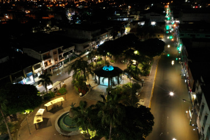 Retrato nocturno de las calles de Milagro, donde el agua estancada dificulta la movilidad de los residentes.