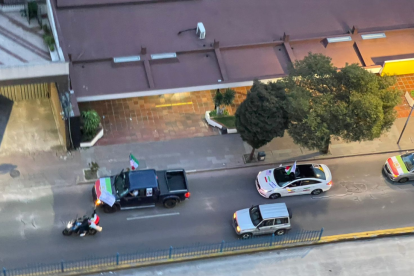 Vecinos y testigos observan los destrozos en el Centro Cultural Iraní tras la agresión en Quito.