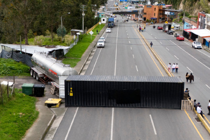 Un conteiner cierrra el acceso del Puente de Rumichaca en el lado colombiano