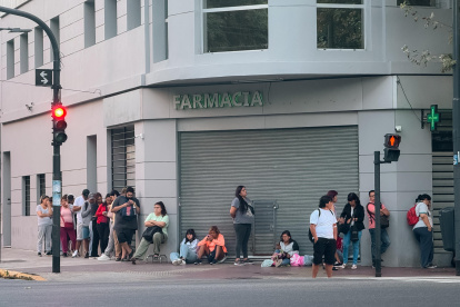Fotografía del 2 de marzo de 2026 que muestra a personas haciendo fila en una jornada de empleo, en Buenos Aires (Argentina).