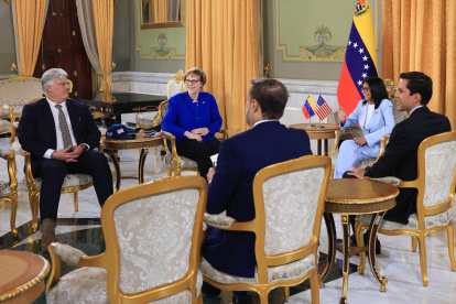 Fotografía cedida por el Palacio de Miraflores de la presidenta encargada de Venezuela, Delcy Rodríguez (2-d), este jueves en Caracas (Venezuela).
