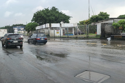 En la avenida Benjamín Rosales, junto a la terminal terrestre de Guayaquil, se acumuló el agua debido a las lluvias de este 21 de marzo de 2026.