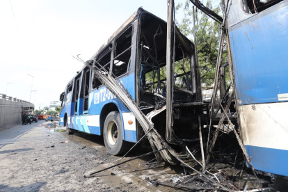 El bus de transporte público tuvo severos daños debido al incendio que se registró en la troncal 2 del sistema Metrovía.