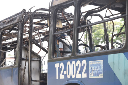 Luego de que se apagaron las llamas se realizó la inspección al interior del bus de la Metrovía, para determinar el nivel de los daños.