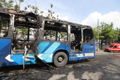 La carrocería del bus articulado de Metrovía quedó seriamente afectada por las llamas.