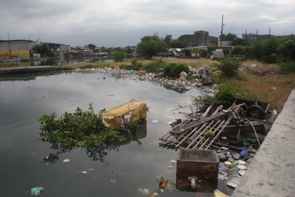 Artículos de todo tipo flotan en el estero Salado, que funciona como límite natural entre Las Malvinas y Cristo del Consuelo, en el suroeste de Guayaquil.