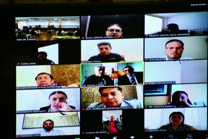 El alcalde de Guayaquil, Aquiles Álvarez, apareció con su abogado desde la cárcel del Encuentro para la reinstalación de la audiencia de juicio del caso Triple A.