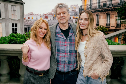 Margot Robbie vuelve a ser el rostro de Chanel en una campaña que rinde homenaje a Kylie Minogue.