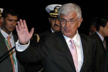 BOG011. BOGOTA (COLOMBIA), 22/05/2025.- Fotografía de archivo fechada el 06 de agosto de 2006 del presidente de Ecuador, Alfredo Palacio, saludando durante su llegada para asistir a la ceremonia de posesión por segundo período consecutivo, del presidente de Colombia Álvaro Uribe Vélez, en Bogotá (Colombia). Palacio, quien en 2005 asumió la Presidencia de Ecuador tras la destitución del entonces presidente Lucio Gutiérrez, falleció a los 86 años, informó este jueves la prensa local. EFE/Carlos Ortega /ARCHIVO