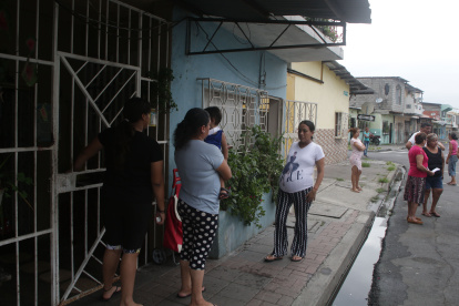 Embarazadas, adultos mayores y madres con sus niños pequeños no pueden estar en sus hogares, en la 20 y Alcedo, debido a los cortes imprevistos de energía elécrica.