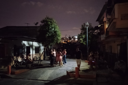 Permanecer afuera de las casas, a oscuras, es una escena que ocurre en la 20 y Alcedo, al igual que en otros sectores de Guayaquil.