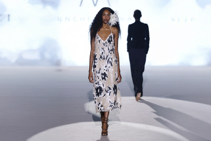 Sobre la pasarela, sobresalieron los tonos pasteles y detalles como bordados y texturas livianas.