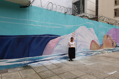 El mural “El reflejo de la esencia” de Saira Túquerrez Morán (Sayana) representa la dignidad como un equilibrio entre el origen, la identidad y el espíritu.