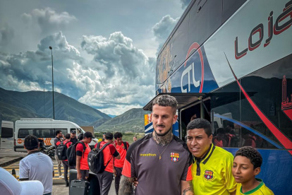 Dario Benedetto jugador de Barcelona SC y los hinchas amarillos.