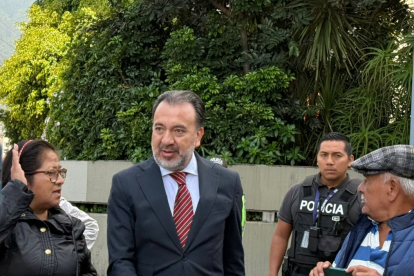 El alcalde de Pabel Muñoz sale de la Fiscalía General del Estado tras rendir su versión por la investigación de los trolebuses eléctricos.