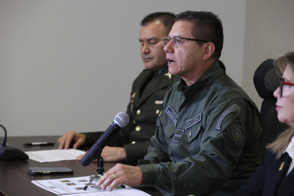 El director de la Policía Nacional de Colombia, general William Oswaldo Rincón, habla durante una rueda de prensa este martes, en Bogotá (Colombia).
