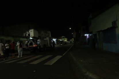 Esperar el camión de la Corporación Nacional de Electricidad (CNEL) para que su personal reconecte el servicio de energía eléctrica, se ha vuelto común en los barrios.