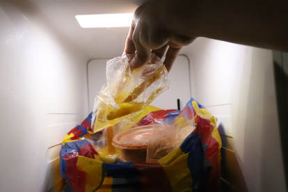 Los alimentos se dañan en las refrigeradoras debido a la falta de energía. Hay ciudadanos que pierden la inversión que han hecho para sus negocios.