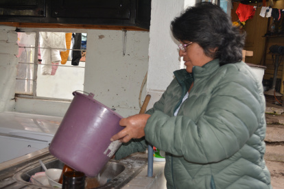 En el norte de Ambato los habitantes  aseguran no tener agua permanente y deben recolectar en todo recipiente que tengan.