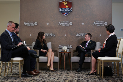 Daniel Noboa se reunió con Kristi Noem tras participar en la cumbre Escudo de las Américas realizada en Florida.