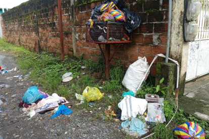 Fundas con desechos siguen amontonadas en un barrio de Quevedo.