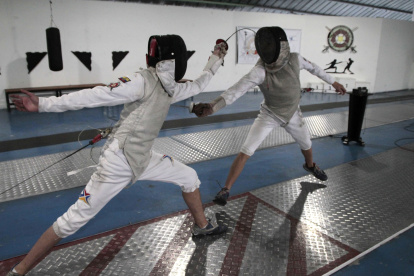 Aguinaga (d) durante uno de los entrenamientos del equipo ecuatoriano de esgrima, en el club de la Policía Nacional en Quito.